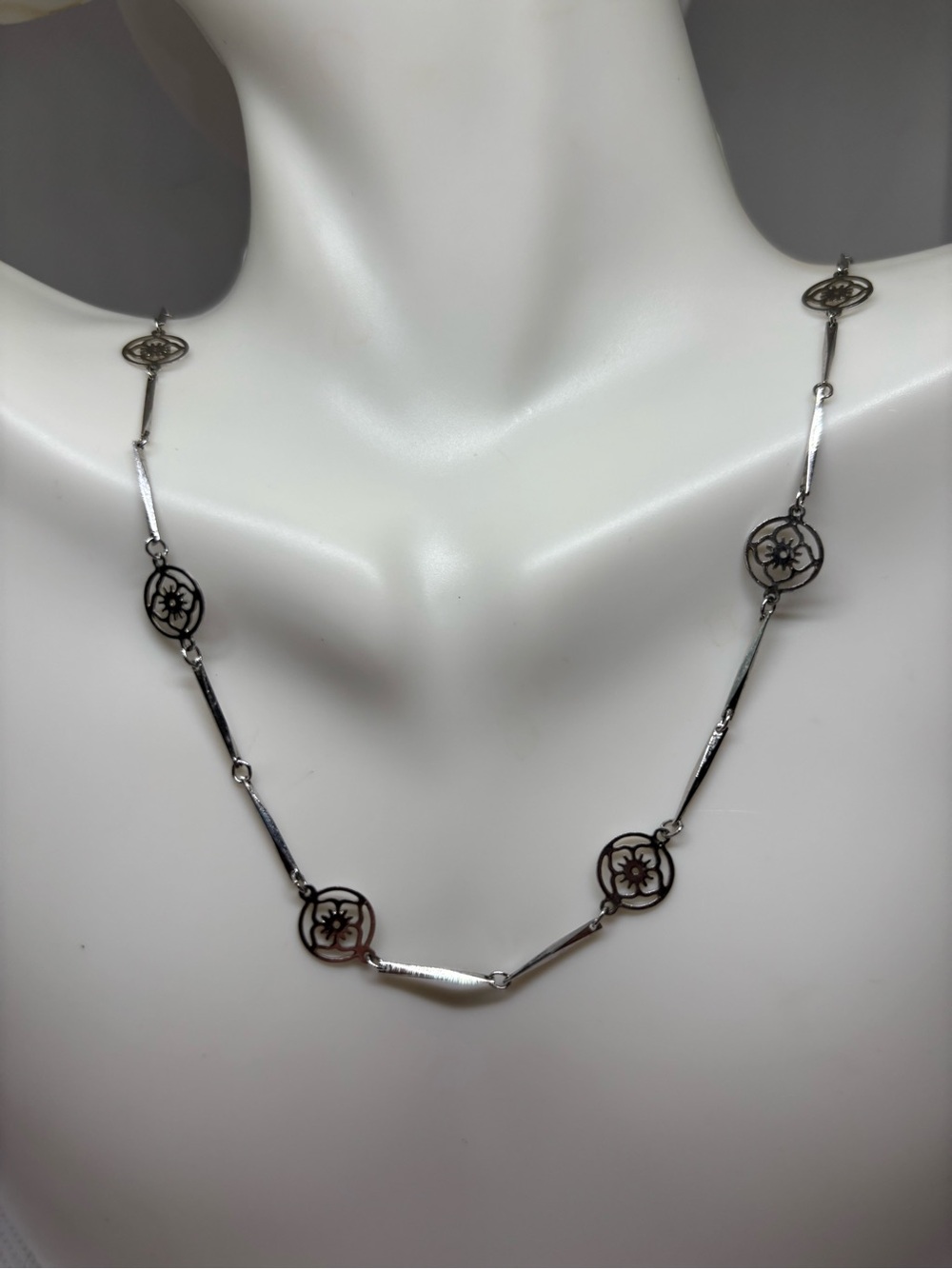 Vintage Avon Silver Floral Link Necklace